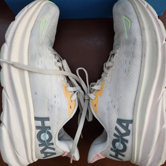 HOKA Clifton 9 size 7 womens - Picture 8 of 15